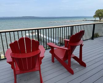 Waterfront Home with Cottage Charm - Suttons Bay - Balcón