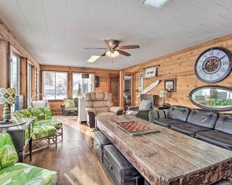 Family-Friendly Ottertail Home on Rush Lake! - Ottertail - Sala de estar