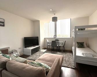 Pet-friendly 1BR Apt sleeps 4 in BMH Centre with Parking - Birmingham - Wohnzimmer