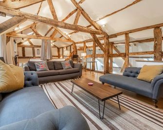 Upper Valley Barns - Six Bedroom Villa, Sleeps 14 - 랜우딘 - 거실