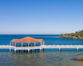 Coastal Comfort 3BR Home in Heart of Redcliffe - Redcliffe