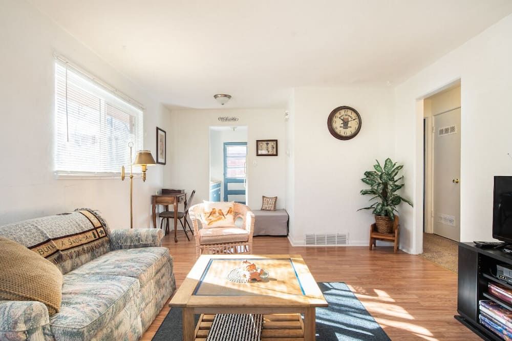 Nostalgic One-level Bungalow in perfect location! - Colorado Springs - Sala de estar