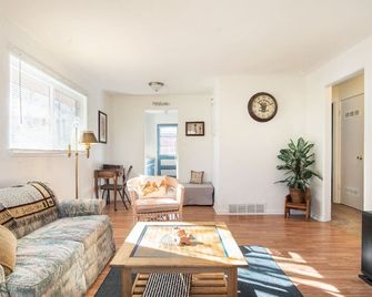 Nostalgic One-level Bungalow in perfect location! - Colorado Springs - Sala de estar