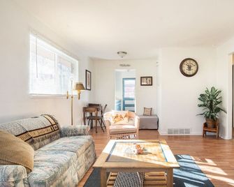 Nostalgic One-level Bungalow in perfect location! - Colorado Springs - Sala de estar