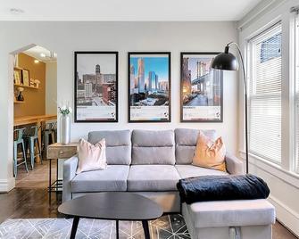 This apartment is a 2 bedroom(s), 1 bathrooms, located in Berkley, MI. - Berkley - Sala de estar