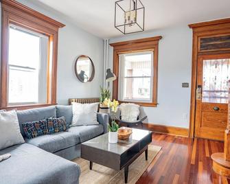 Luxury 8 Bedroom House, Steps to Tropicana, Beach and Boardwalk! - اتلانتيك سيتي - غرفة معيشة