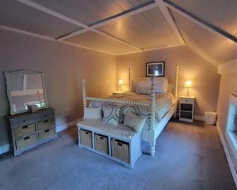 One-bed apt. on Coastal Route 1, private patio, 1 hour to Acadia National Park! - Searsport - Schlafzimmer