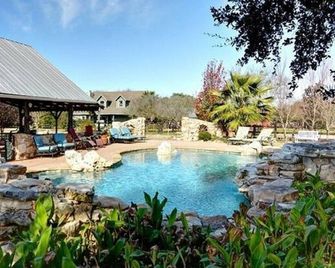 16-Acre Resort Ranch with 4 Homes Included, Pool, Spa, Firepit &Gathering Spaces - Kyle - Bazén