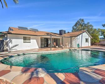 Glendale Home w/ Pool, 12 Mi to Downtown Phoenix - Glendale - Pool