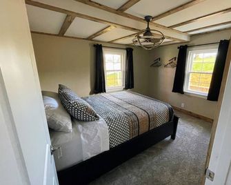 Walnut Creek Home on a Quiet Country Road - Millersburg - Habitación