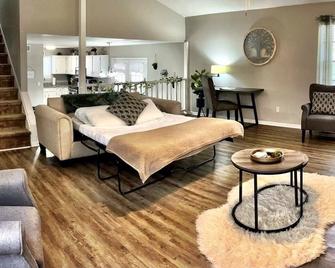 Home Sweet Home Near Atl W/Firepit /Bbq Grill - Tucker - Living room