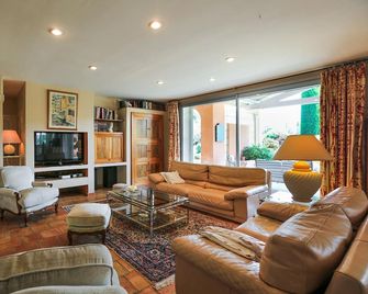 Stylish Family House With Pool At The Foot Of The Village Of Ménerbes - Menerbes - Huiskamer
