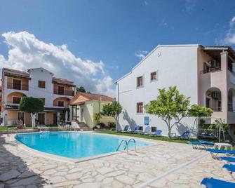 Irene Apartments Acharavi - Acharavi - Piscina
