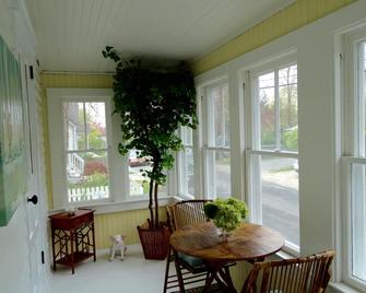 Historic Sag Harbor Village Gem - Sag Harbor - Dining room