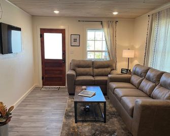 The Archer House - 1 Block from Spring River. 2 Bedrooms + Loft Bedroom! - Mammoth Spring - Living room