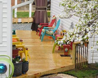 Cozy Home Away From Home - Burlington - Building