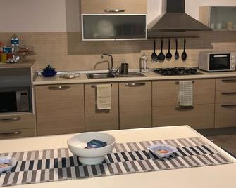 Double room by the sea at Capomulini Bay. - Acireale - Cucina