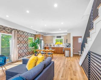 Stylish Sherman Oaks Townhouse 3bed + 3.5bath All Master Suites - Sherman Oaks - Living room