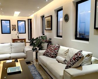 4 on Pritchard Luxury Suites - Johannesburg - Living room