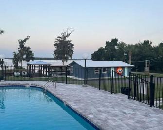 Waterview Efficiency Cottage - Crescent City - Piscina