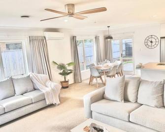 Home In On Family - 400m from Papamoa Beach - Papamoa - Soggiorno