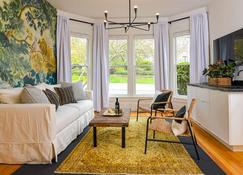 Kubli Haus - Suite #1 ~ Luxury, Style & Location, 1 block to Britt - Jacksonville - Huiskamer