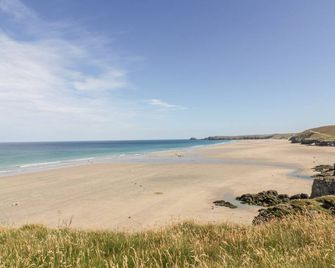 CUBERT NO.3, pet friendly, with hot tub in Goonhavern - Newquay - Beach