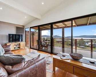 Ned Kelly's Retreat - Stunning 3BR Townhouse l Lake Views l WiFi l BBQ - Jindabyne - Huiskamer