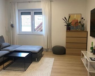 Cozy 1-bedroom dublex-apartment in pleasant Stuttgart with AC - שטוטגרט - סלון
