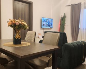 New modern one bedroom apartment in Kinshasa, Kitambo. Wifi/AC/Generator - Kinshasa - Dining room