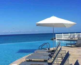 Blue Beach Front Home at Resort World - Bailey Town - Pool