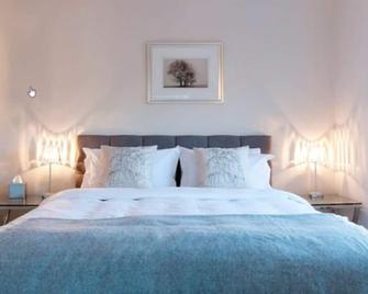 Hurtwood Hotel - Peaslake - Bedroom
