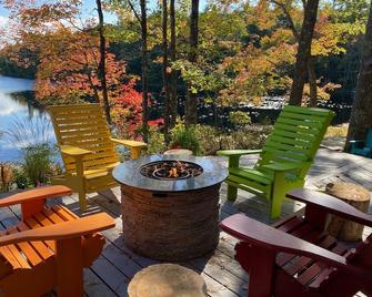 5 star cottage, private 62 acres, lakefront, hot tub, boat, sauna, pet-friendly - Shelburne - Patio