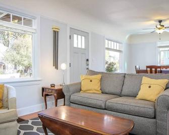 Baker Street Bungalow - Baker City - Obývací pokoj