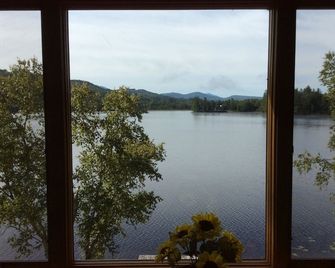 House with 150 feet private lakefront - quiet, rustic, homey, near Bretton Woods - Whitefield - Балкон