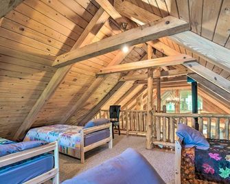 Rustic Woodville Getaway with Pool and Guest House - Woodville - Bedroom