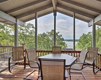 1 Mi to Margaritaville! Cabin w/ Resort Perks - Osage Beach - Balcony