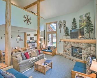 6 Mi to Turquoise Lake Retreat with Covered Deck! - Leadville - Living room
