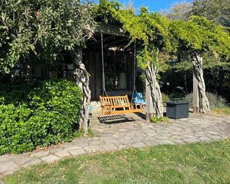 40 Acre Estate, Beach Access, Horses, Sleeps up to 6 on Vashon Island - Vashon - Patio