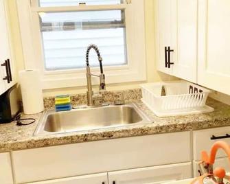 Renovated 2Bd Cottage 10min walk to Beach. Pets Ok - Old Orchard Beach - Kitchen