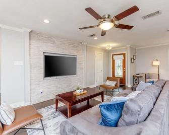 The Live Oak Place - Park Access - 3br Serene Stay! - Stafford - Living room