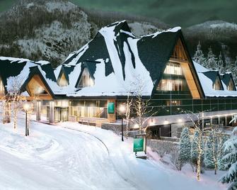 هوليداي إن إكسبرس آند سويتس ترومبلون، آن آي آيتش جي هوتل - مونت ترمبلانت - مبنى