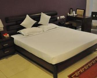 Center Point Hotel And Restaurant - Roorkee - Bedroom