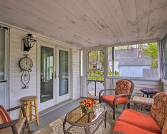 Modern Home about 2 Mi to Cranmore Mountain Resort! - Conway - Ruang tamu