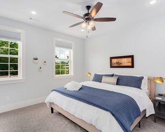 The Brownstone-1 Block to Downtown Bentonville - Bentonville - Bedroom