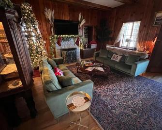 The Mediterranean House - Beautiful Downtown House - Perryville - Living room