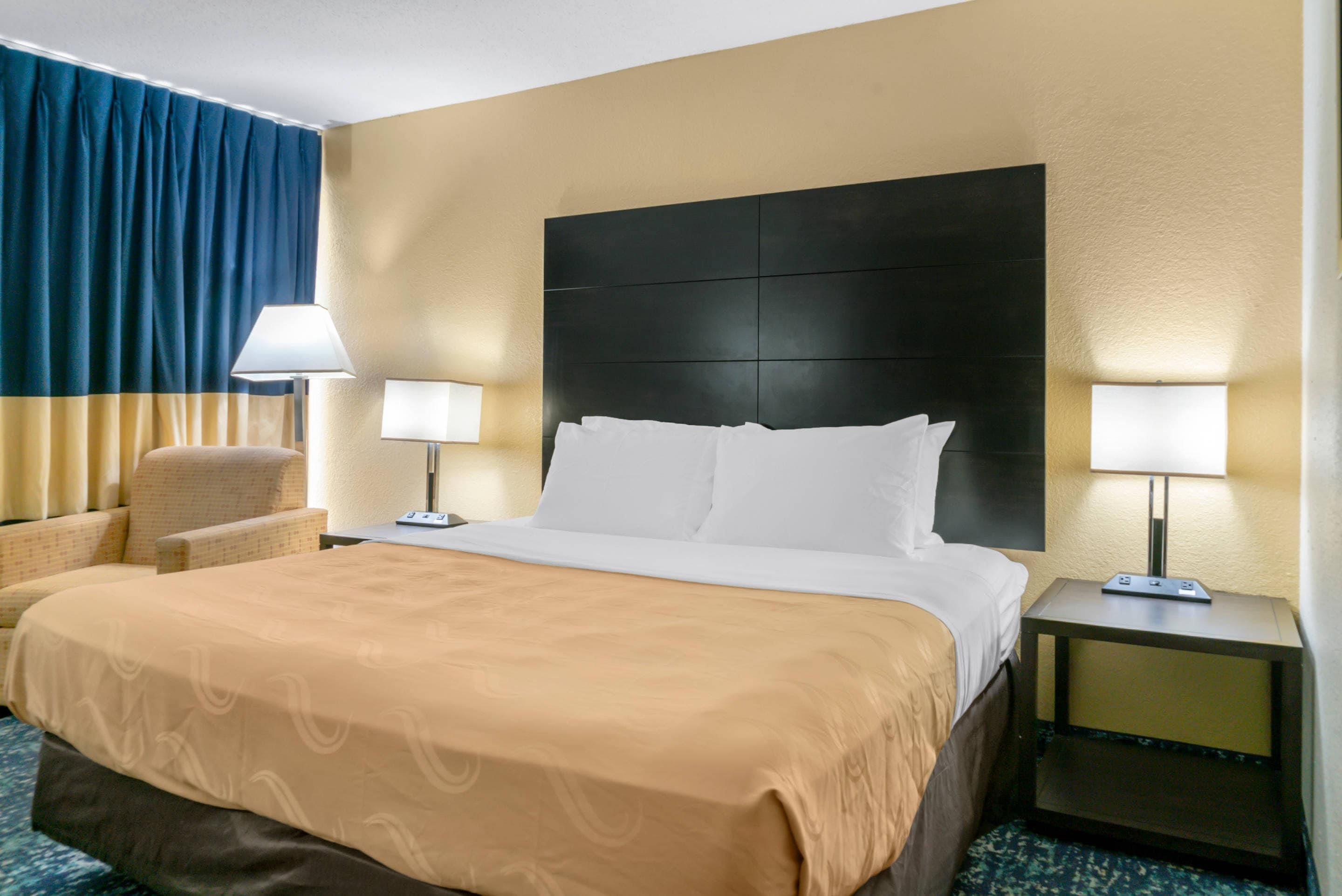 Quality Inn & Suites Banquet Center - Livonia - Schlafzimmer