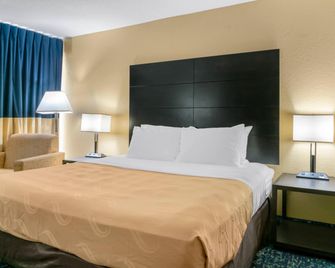 Quality Inn & Suites Banquet Center - Livonia - Ložnice