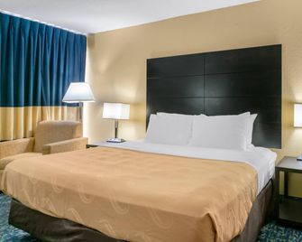 Quality Inn & Suites Banquet Center - Livonia - Schlafzimmer