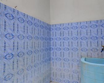 OYO Life 92838 Kost Ibu Surya - Negara - Baño